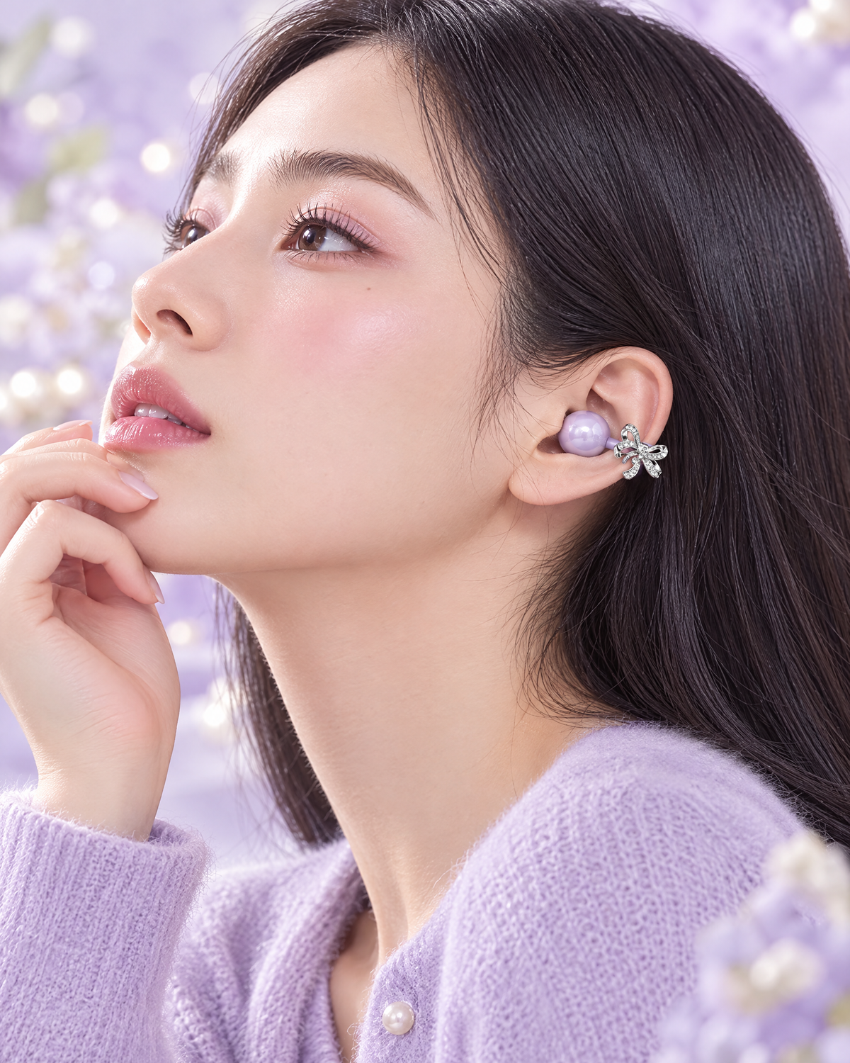 Écouteur-bijou Son'elle lilas porté à l'oreille