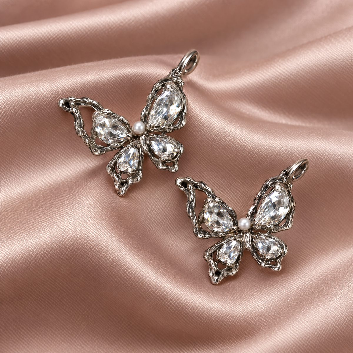 La paire de charms papillon en cristal et perle
