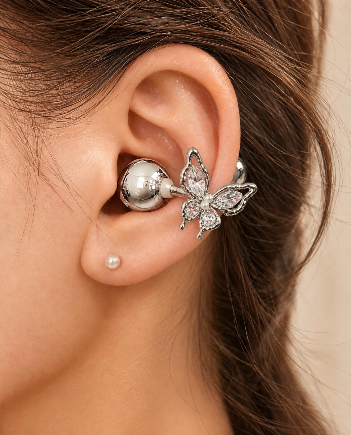 Charm papillon porté sur l'écouteur-bijou, à l'oreille