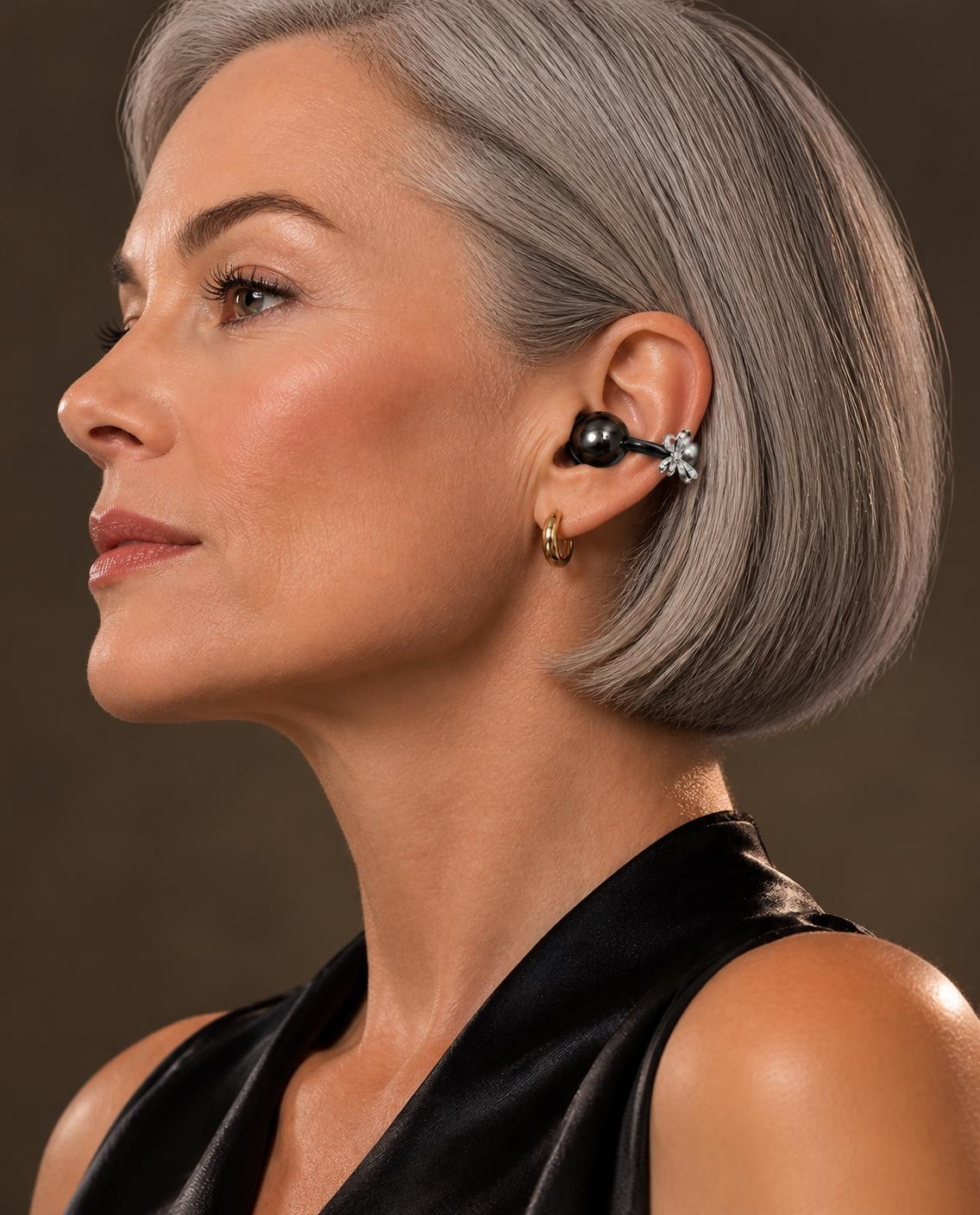Écouteur-bijou Son'elle noir porté à l'oreille
