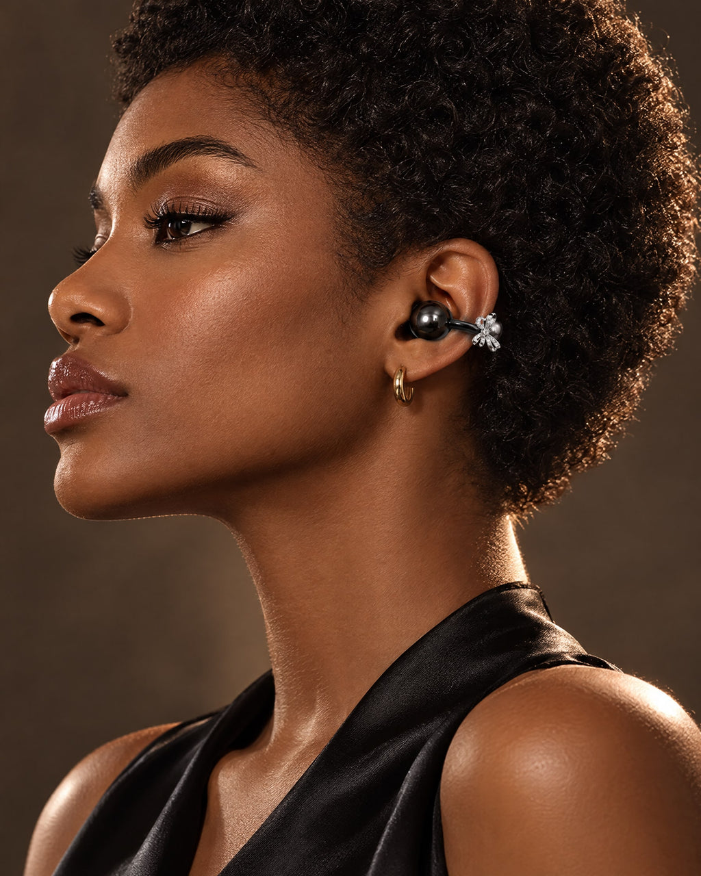 Écouteur-bijou Son'elle noir porté à l'oreille